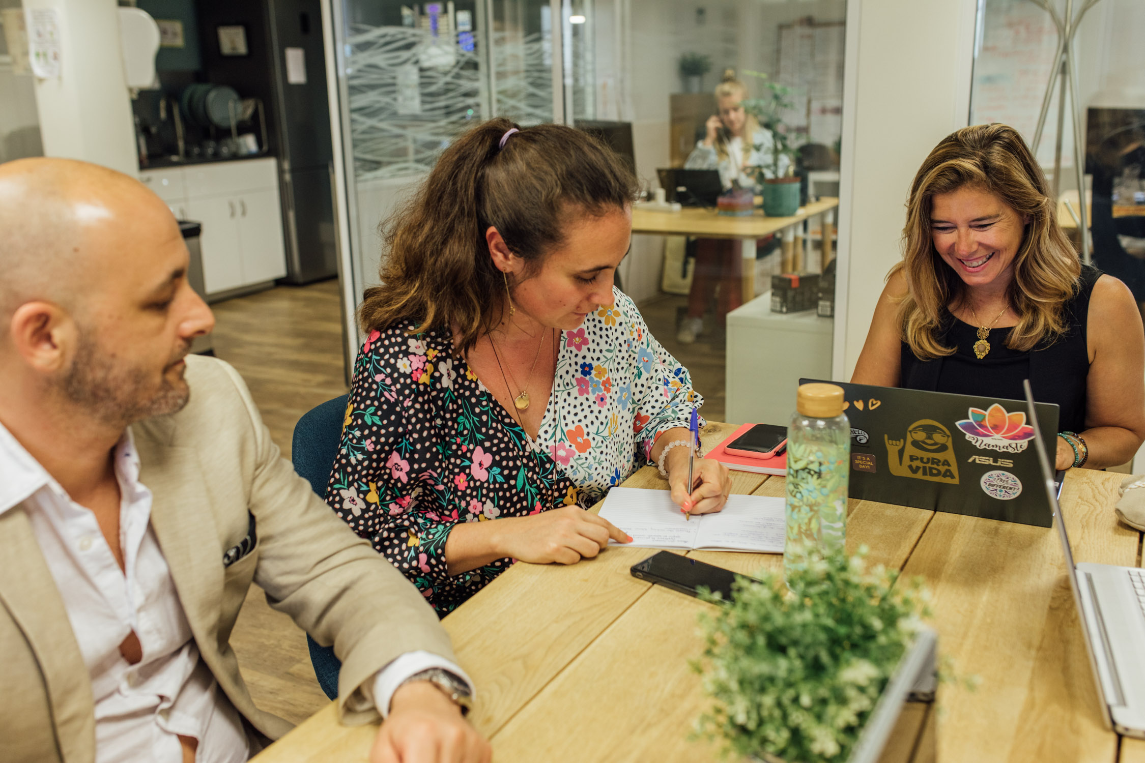 Office Manager supervisant une réunion QVT et RSE dans un cabinet d'avocats.