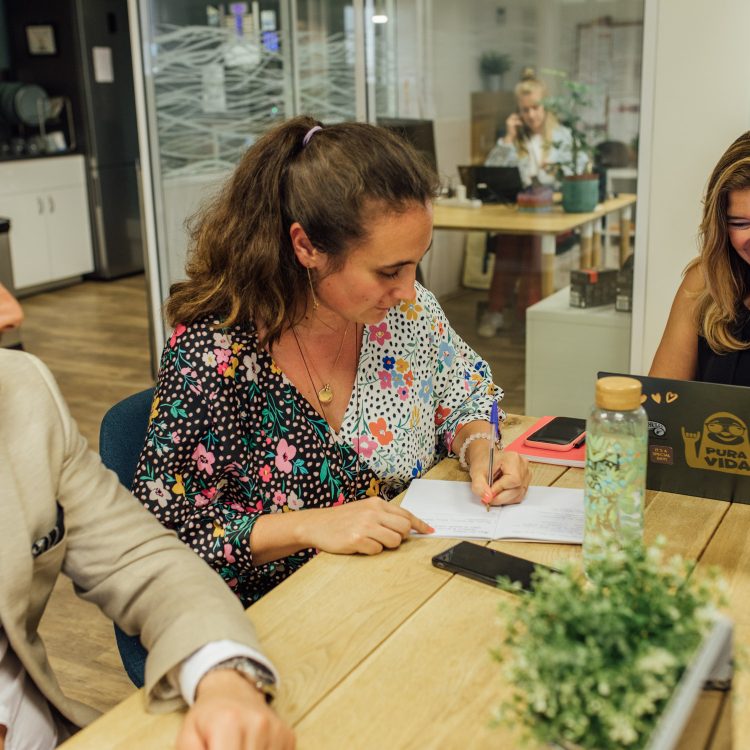 Office Manager supervisant une réunion QVT et RSE dans un cabinet d'avocats.